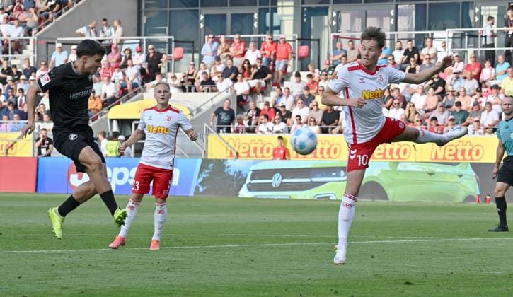 30 08 2024 Soccer Season 2024 2025 2 Soccer Bundesliga 04 Matchday SSV Jahn Regensburg SpVgg Greuther Fürth Kleeblatt Sportfoto Zink xwoxzix DFL regulations prohibit any use of photographs as image sequences and or quasi video only for editorial use Marco Meyerhöfer Meyerhoefer 18, SpVgg Greuther Fürth scores Goal Goal shot for 0 1 against Christian Viet 10, SSV Jahn Regensburg