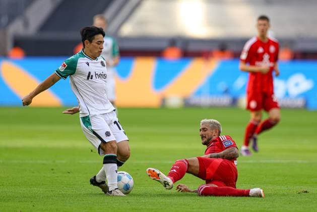 Düsseldorf, Germany, 30 08 24 Hyun ju Lee Hannover 96 and Matthias Zimmermann Fortuna Düsseldorf battle for the ball during the 2 Bundesliga match between Fortuna Düsseldorf vs Hannover 96 at Merkur Spiel Arena on August 30, 2024 in Düsseldorf, Germany Photo by Stefan Brauer Brauer Fotoagentur Düsseldorf, Germany, 30 08 24 Hyun ju Lee Hannover 96 and Matthias Zimmermann Fortuna Düsseldorf battle for the ball during the 2 Bundesliga match between Fortuna Düsseldorf vs Hannover 96 at Merkur Spiel Arena on August 30, 2024 in Düsseldorf, Germany Photo by Stefan Brauer Brauer Fotoagentur DFB DFL REGULATIONS PROHIBIT ANY USE OF PHOTOGRAPHS AS IMAGE SEQUENCES AND OR QUASI VIDEO Düsseldorf Merkur Spiel Arena North Rhine Westphalia Germany Copyright: xStefanxBrauerx xBrauer-Fotoagentx