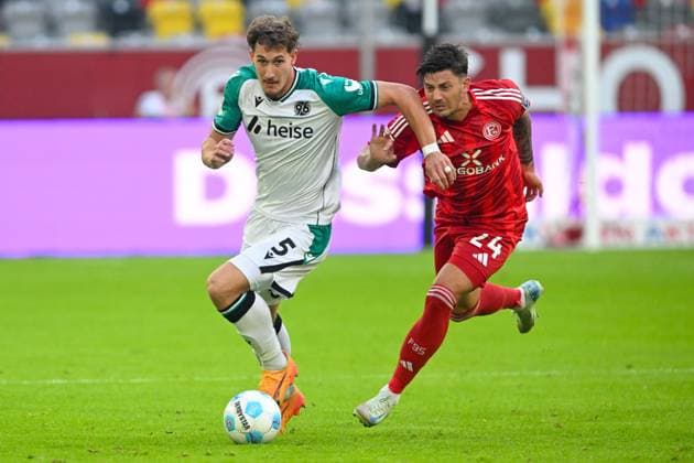 from left in duel Phil Neumann Hannover 5 Dawid Kownacki Duesseldorf 24 30 08 2024 Soccer Fortuna Duesseldorf vs Hannover 96, Merkur Spiel Arena, Duesseldorf, DFB DFL REGULATIONS PROHIBIT ANY USE OF PHOTOGRAPHS AS IMAGE SEQUENCES AND OR QUASI VIDEO NRW Germany Copyright: xpepphotox xHorstxMauelshagenx pep00321, pep_20240830_hm
