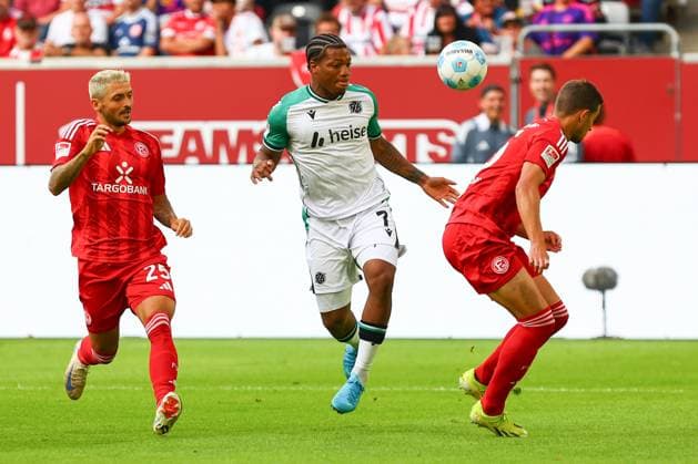 Jessic Ngankam Hannover 96 in duel, action, with Matthias Zimmermann Fortuna Duesseldorf Fortuna Duesseldorf vs Hannover 96, Soccer, 2 Bundesliga, 4 Matchday, Season 2024 2025, 30 08 2024 DFL REGULATIONS PROHIBIT ANY USE OF PHOTOGRAPHS AS IMAGE SEQUENCES AND OR QUASI VIDEO Photo kolbert press Ant Palmer Merkur Spiel Arene NRW Germany Copyright: xkolbert-press AntxPalmerx