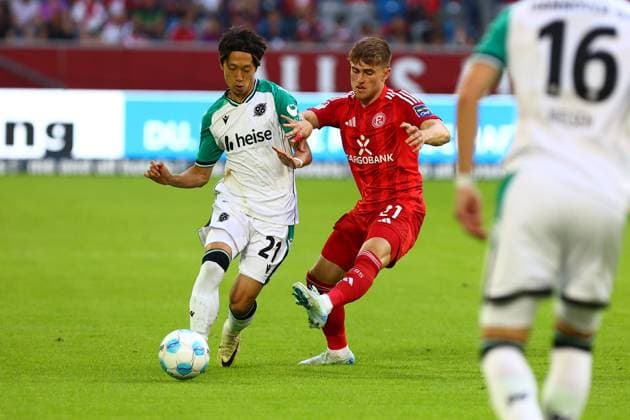 Sei Muroya Hannover 96 in duel, action, with Tim Rossmann Fortuna Duesseldorf Fortuna Duesseldorf vs Hannover 96, Football, 2 Bundesliga, 4 Matchday, Season 2024 2025, 30 08 2024 DFL REGULATIONS PROHIBIT ANY USE OF PHOTOGRAPHS AS IMAGE SEQUENCES AND OR QUASI VIDEO Photo kolbert press Ant Palmer Merkur Spiel Arene NRW Germany Copyright: xkolbert-press AntxPalmerx