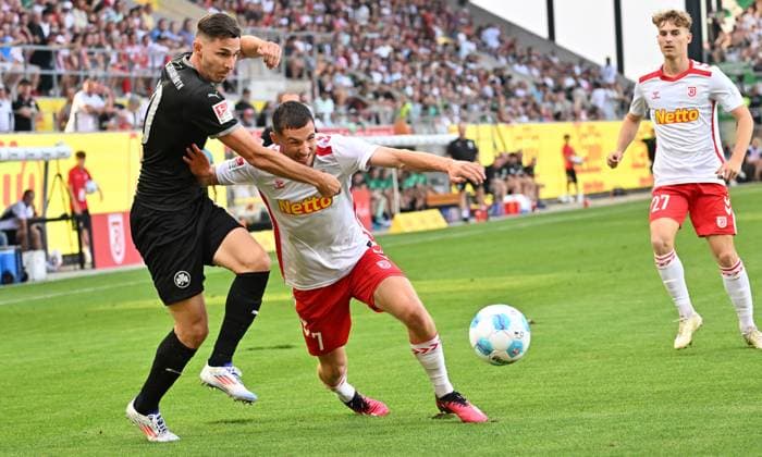 30 08 2024 Soccer Season 2024 2025 2 Soccer Bundesliga 04 Matchday SSV Jahn Regensburg SpVgg Greuther Fürth Kleeblatt Sportfoto Zink xwoxzix DFL regulations prohibit any use of photographs as image sequences and or quasi video only for editorial use Branimir Hrgota 10, SpVgg Greuther Fürth Oscar Schönfelder 7, SSV Jahn Regensburg