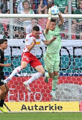 30 08 2024 Soccer Season 2024 2025 2 Soccer Bundesliga 04 Matchday SSV Jahn Regensburg SpVgg Greuther Fürth Kleeblatt Sportfoto Zink xwoxzix DFL regulations prohibit any use of photographs as image sequences and or quasi video only for editorial use Christian Kühlwetter 30, SSV Jahn Regensburg Nahuel Noll 44, SpVgg Greuther Fürth
