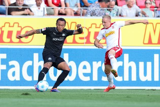 Soccer 2 Bundesliga 4 Matchday SSV Jahn Regensburg SpVgg Greuther Fürth on 30 08 2024 at Jahnstadion Regensburg in Regensburg Roberto Massimo Fürth , left Kai Pröger Regensburg , right DFL regulations prohibit any use of photographs as image sequences and or quasi video xMSx