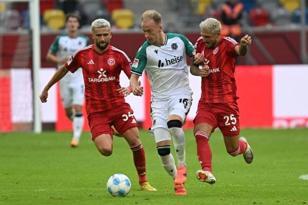v li fighting for the ball Nicolas Gavory Duesseldorf 34 Havard Nielsen Hannover 16 Matthias Zimmermann Duesseldorf 25 30 08 2024 Soccer Fortuna Duesseldorf vs Hannover 96, Merkur Spiel Arena, Duesseldorf, DFB DFL REGULATIONS PROHIBIT ANY USE OF PHOTOGRAPHS AS IMAGE SEQUENCES AND OR QUASI VIDEO NRW Germany Copyright: xpepphotox xHorstxMauelshagenx pep00321, pep_20240830_hm