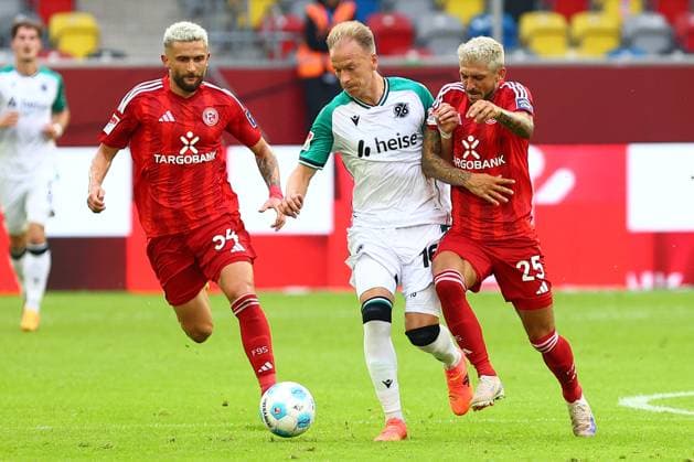Havard Nielsen Hannover 96 fights with Nicolas Gavory Fortuna Duesseldorf and Matthias Zimmermann Fortuna Duesseldorf Fortuna Duesseldorf vs Hannover 96, Soccer, 2 Bundesliga, 4 Matchday, Season 2024 2025, 30 08 2024 DFL REGULATIONS PROHIBIT ANY USE OF PHOTOGRAPHS AS IMAGE SEQUENCES AND OR QUASI VIDEO Photo kolbert press Ant Palmer Merkur Spiel Arene NRW Germany Copyright: xkolbert-press AntxPalmerx