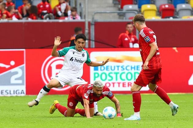 Hyunju Lee Hannover 96 in duel, action, with Dawid Kownacki Fortuna Duesseldorf vs Hannover 96, Soccer, 2 Bundesliga, 4 Matchday, Season 2024 2025, 30 08 2024 DFL REGULATIONS PROHIBIT ANY USE OF PHOTOGRAPHS AS IMAGE SEQUENCES AND OR QUASI VIDEO Photo kolbert press Ant Palmer Merkur Spiel Arene NRW Germany Copyright: xkolbert-press AntxPalmerx