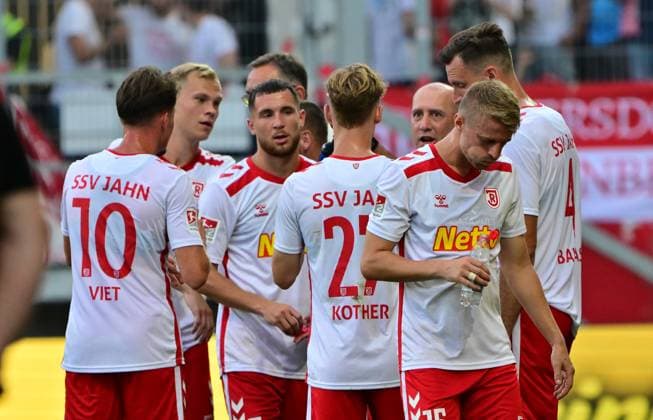 30 08 2024 Soccer Season 2024 2025 2 Soccer Bundesliga 04 Matchday SSV Jahn Regensburg SpVgg Greuther Fürth Kleeblatt Sportfoto Zink MeZi xmexzix DFL regulations prohibit any use of photographs as image sequences and or quasi video only for editorial use Sebastian Ernst 15, SSV Jahn Regensburg disappointed Disappointment Drinking break