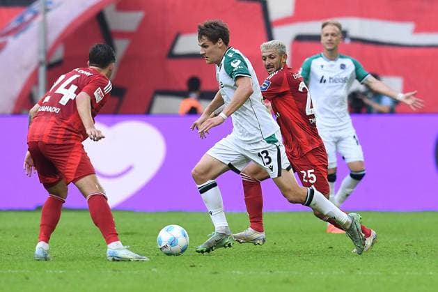 Soccer 2 Bundesliga 4 Matchday Fortuna Düsseldorf Hannover 96 on 30 08 2024 at Merkur Spiel Arena in Düsseldorf Zack Steffen Düsseldorf , left Max Christiansen Hannover , center Matthias Zimmermann Düsseldorf , right DFL regulations prohibit any use of photographs as image sequences and or quasi video xRx