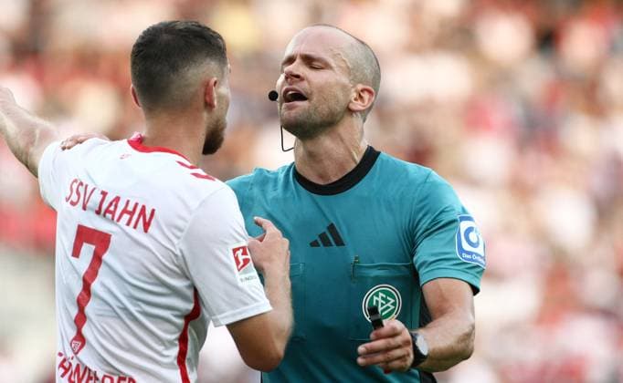 Patrick Schwengers Schiedsrichter . 2.Bundesliga - Spieltag 4 , Jahn Regensburg - Greuther Fürth . Fußball , in Jahnstadion , Regensburg , Bayern , Deutschland . August 30, 2024 - Photo: Ipa Photo Pressefoto DENL Copyright: xx