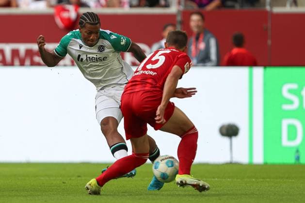 Jessic Ngankam Hannover 96 and Tim Oberdorf Fortuna Duesseldorf in a duel during the 2 Bundesliga match between Fortuna Düsseldorf and Hannover 96 at Merkur Spiel Arena on August 30, 2024 in Düsseldorf, Germany Photo by Oliver Kaelke DeFodi Images Jessic Ngankam Hannover 96 and Tim Oberdorf Fortuna Duesseldorf battle for the ball during the 2 Bundesliga match between Fortuna Düsseldorf and Hannover 96 at Merkur Spiel Arena on August 30, 2024 in Düsseldorf, Germany Photo by Oliver Kaelke DeFodi Images DFB DFL REGULATIONS PROHIBIT ANY USE OF PHOTOGRAPHS AS IMAGE SEQUENCES AND OR QUASI VIDEO Photo by Oliver Kaelke DeFodi Images Defodi 678 2024 08 30 OK DUSH96 0227 Defodi-678 DFB DFL REGULATIONS PROHIBIT ANY USE OF PHOTOGRAPHS AS IMAGE SEQUENCES AND OR QUASI-VIDEO.
