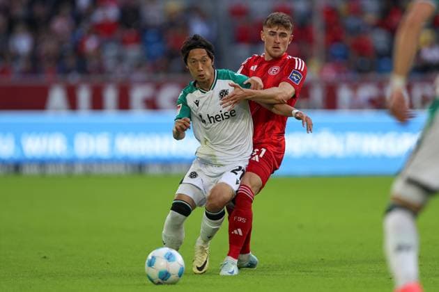 Sei Muroya Hannover 96 and Tim Rossmann Fortuna Duesseldorf in a duel during the 2 Bundesliga match between Fortuna Düsseldorf and Hannover 96 at Merkur Spiel Arena on August 30, 2024 in Düsseldorf, Germany Photo by Oliver Kaelke DeFodi Images Sei Muroya Hannover 96 and Tim Rossmann Fortuna Duesseldorf battle for the ball during the 2 Bundesliga match between Fortuna Düsseldorf and Hannover 96 at Merkur Spiel Arena on August 30, 2024 in Düsseldorf, Germany Photo by Oliver Kaelke DeFodi Images DFB DFL REGULATIONS PROHIBIT ANY USE OF PHOTOGRAPHS AS IMAGE SEQUENCES AND OR QUASI VIDEO Photo by Oliver Kaelke DeFodi Images Defodi 678 2024 08 30 OK DUSH96 0255 Defodi-678 DFB DFL REGULATIONS PROHIBIT ANY USE OF PHOTOGRAPHS AS IMAGE SEQUENCES AND OR QUASI-VIDEO.