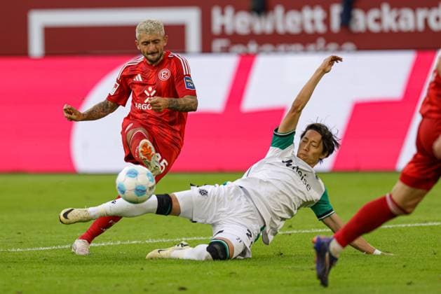Düsseldorf, Germany, 30 08 24 Matthias Zimmermann Fortuna Düsseldorf and Sei Muroya Hannover 96 battle for the ball during the 2 Bundesliga match between Fortuna Düsseldorf vs Hannover 96 at Merkur Spiel Arena on August 30, 2024 in Düsseldorf, Germany Photo by Stefan Brauer Brauer Fotoagentur Düsseldorf, Germany, 30 08 24 Matthias Zimmermann Fortuna Düsseldorf and Sei Muroya Hannover 96 battle for the ball during the 2 Bundesliga match between Fortuna Düsseldorf vs Hannover 96 at Merkur Spiel Arena on August 30, 2024 in Düsseldorf, Germany Photo by Stefan Brauer Brauer Fotoagentur DFB DFL REGULATIONS PROHIBIT ANY USE OF PHOTOGRAPHS AS IMAGE SEQUENCES AND OR QUASI VIDEO Düsseldorf Merkur Spiel Arena North Rhine Westphalia Germany Copyright: xStefanxBrauerx xBrauer-Fotoagentx