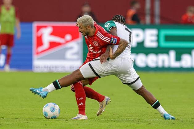 Düsseldorf, Germany, 30 08 24 Matthias Zimmermann Fortuna Düsseldorf and Jessic Ngankam Hannover 96 battle for the ball during the 2 Bundesliga match between Fortuna Düsseldorf vs Hannover 96 at Merkur Spiel Arena on August 30, 2024 in Düsseldorf, Germany Photo by Stefan Brauer Brauer Fotoagentur Düsseldorf, Germany, 30 08 24 Matthias Zimmermann Fortuna Düsseldorf and Jessic Ngankam Hannover 96 battle for the ball during the 2 Bundesliga match between Fortuna Düsseldorf vs Hannover 96 at Merkur Spiel Arena on August 30, 2024 in Düsseldorf, Germany Photo by Stefan Brauer Brauer Fotoagentur DFB DFL REGULATIONS PROHIBIT ANY USE OF PHOTOGRAPHS AS IMAGE SEQUENCES AND OR QUASI VIDEO Düsseldorf Merkur Spiel Arena North Rhine Westphalia Germany Copyright: xStefanxBrauerx xBrauer-Fotoagentx
