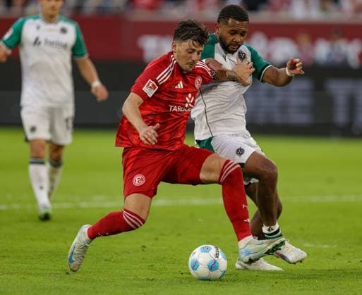 Düsseldorf, Germany, 30 08 24 Dawid Kownacki Fortuna Düsseldorf and Brooklyn Ezeh Hannover 96 battle for the ball during the 2 Bundesliga match between Fortuna Düsseldorf vs Hannover 96 at Merkur Spiel Arena on August 30 2024 in Düsseldorf, Germany Photo by Stefan Brauer Brauer Fotoagentur Düsseldorf, Germany, 30 08 24 Dawid Kownacki Fortuna Düsseldorf and Brooklyn Ezeh Hannover 96 battle for the ball during the 2 Bundesliga match between Fortuna Düsseldorf vs Hannover 96 at Merkur Spiel Arena on August 30, 2024 in Düsseldorf, Germany Photo by Stefan Brauer Brauer Fotoagentur DFB DFL REGULATIONS PROHIBIT ANY USE OF PHOTOGRAPHS AS IMAGE SEQUENCES AND OR QUASI VIDEO Düsseldorf Merkur Spiel Arena North Rhine Westphalia Germany Copyright: xStefanxBrauerx xBrauer-Fotoagentx