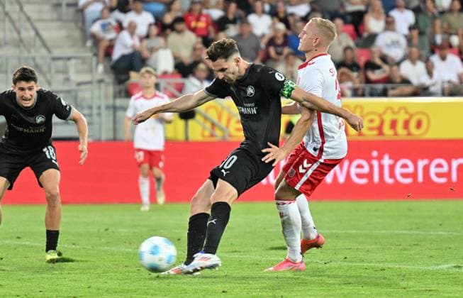30 08 2024 Soccer Season 2024 2025 2 Soccer Bundesliga 04 Matchday SSV Jahn Regensburg SpVgg Greuther Fürth Kleeblatt Sportfoto Zink xwoxzix DFL regulations prohibit any use of photographs as image sequences and or quasi video only for editorial use Branimir Hrgota 10, SpVgg Greuther Fürth scores goal Goal shot for 0 3 against Kai Pröger 33, SSV Jahn Regensburg