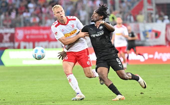 30 08 2024 Soccer Season 2024 2025 2 Soccer Bundesliga 04 Matchday SSV Jahn Regensburg SpVgg Greuther Fürth Kleeblatt Sportfoto Zink xwoxzix DFL regulations prohibit any use of photographs as image sequences and or quasi video only for editorial use Louis Breunig 16, SSV Jahn Regensburg Noel Futkeu 9, SpVgg Greuther Fürth