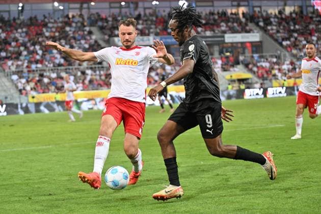 30 08 2024 Soccer Season 2024 2025 2 Soccer Bundesliga 04 Matchday SSV Jahn Regensburg SpVgg Greuther Fürth Kleeblatt Sportfoto Zink xwoxzix DFL regulations prohibit any use of photographs as image sequences and or quasi video only for editorial use Florian Ballas 4, SSV Jahn Regensburg Noel Futkeu 9, SpVgg Greuther Fürth