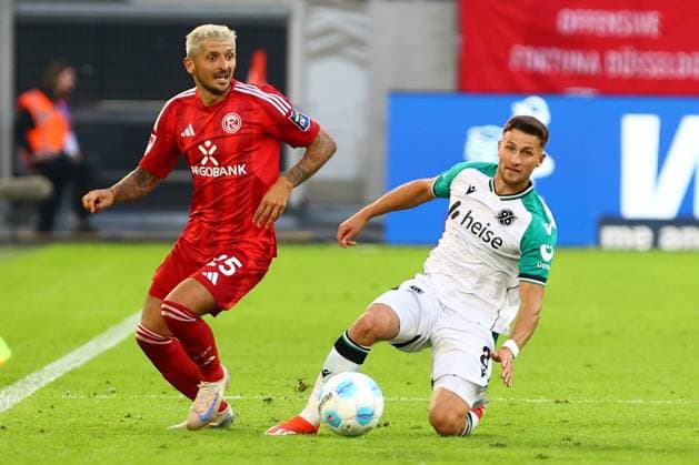 Matthias Zimmermann Fortuna Duesseldorf am Ball für Fortuna Fortuna Duesseldorf vs Hannover 96, Fußball, 2 Bundesliga, 4 Spieltag, Saison 2024 2025, 30 08 2024 DFL REGULATIONS PROHIBIT ANY USE OF PHOTOGRAPHS AS IMAGE SEQUENCES AND OR QUASI VIDEO Foto kolbert press Ant Palmer Merkur Spiel Arene NRW Deutschland Copyright: xkolbert-press AntxPalmerx