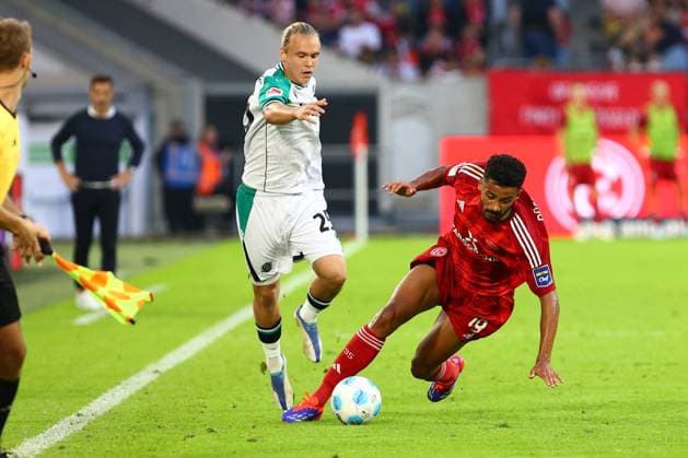 Emmanuel Iyoha Fortuna Duesseldorf in duel, action, with Lars Gindorf Hannover 96 Fortuna Duesseldorf vs Hannover 96, Soccer, 2 Bundesliga, 4 Matchday, Season 2024 2025, 30 08 2024 DFL REGULATIONS PROHIBIT ANY USE OF PHOTOGRAPHS AS IMAGE SEQUENCES AND OR QUASI VIDEO Photo kolbert press Ant Palmer Merkur Spiel Arene NRW Germany Copyright: xkolbert-press AntxPalmerx
