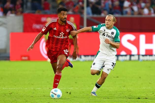 Emmanuel Iyoha Fortuna Duesseldorf in duel, action, with Lars Gindorf Hannover 96 Fortuna Duesseldorf vs Hannover 96, Soccer, 2 Bundesliga, 4 Matchday, Season 2024 2025, 30 08 2024 DFL REGULATIONS PROHIBIT ANY USE OF PHOTOGRAPHS AS IMAGE SEQUENCES AND OR QUASI VIDEO Photo kolbert press Ant Palmer Merkur Spiel Arene NRW Germany Copyright: xkolbert-press AntxPalmerx