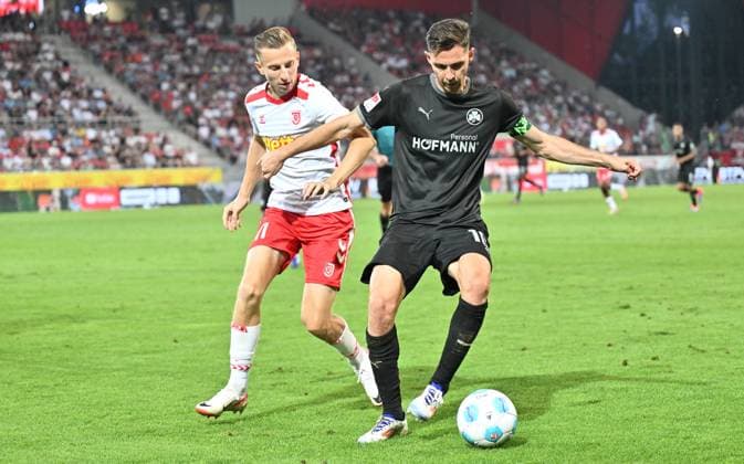 30 08 2024 Soccer Season 2024 2025 2 Soccer Bundesliga 04 Matchday SSV Jahn Regensburg SpVgg Greuther Fürth Kleeblatt Sportfoto Zink xwoxzix DFL regulations prohibit any use of photographs as image sequences and or quasi video only for editorial use Nico Ochojski 11, SSV Jahn Regensburg Branimir Hrgota 10, SpVgg Greuther Fürth
