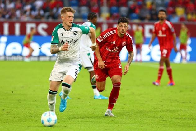 Josh Knight Hannover 96 followed by Danny Schmidt Fortuna Duesseldorf Fortuna Duesseldorf vs Hannover 96, Soccer, 2 Bundesliga, 4 Matchday, Season 2024 2025, 30 08 2024 DFL REGULATIONS PROHIBIT ANY USE OF PHOTOGRAPHS AS IMAGE SEQUENCES AND OR QUASI VIDEO Photo kolbert press Ant Palmer Merkur Spiel Arene NRW Germany Copyright: xkolbert-press AntxPalmerx
