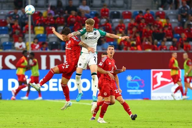 Josh Knight Hannover 96 in duel, action, with Dawid Kownack, Fortuna Duesseldorf vs Hannover 96, Football, 2 Bundesliga, 4 Matchday, Season 2024 2025, 30 08 2024 DFL REGULATIONS PROHIBIT ANY USE OF PHOTOGRAPHS AS IMAGE SEQUENCES AND OR QUASI VIDEO Photo kolbert press Ant Palmer Merkur Spiel Arene NRW Germany Copyright: xkolbert-press AntxPalmerx