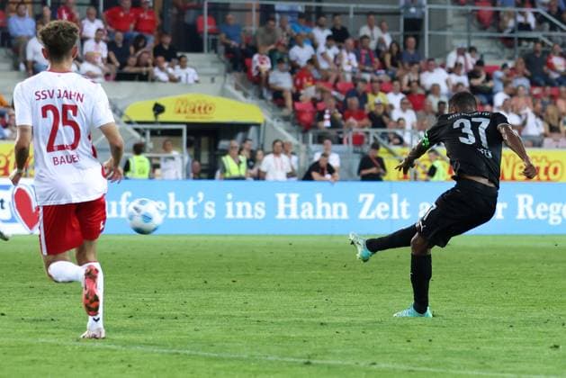 Soccer 2 Bundesliga 4 Matchday SSV Jahn Regensburg SpVgg Greuther Fürth on 30 08 2024 at Jahnstadion Regensburg in Regensburg Goal for 0 4 by Julian Green Fürth DFL regulations prohibit any use of photographs as image sequences and or quasi video xMSx