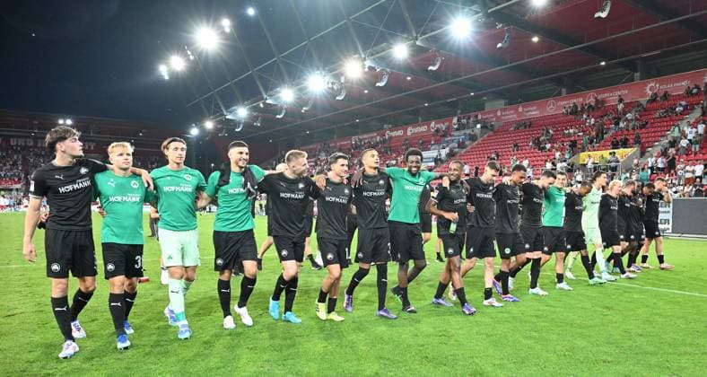 30 08 2024 Soccer Season 2024 2025 2 Soccer Bundesliga 04 Matchday SSV Jahn Regensburg SpVgg Greuther Fürth Kleeblatt Sportfoto Zink xwoxzix DFL regulations prohibit any use of photographs as image sequences and or quasi video only for editorial use Mannschaft Team Fürth vor Fans Fanblock nach Spielende