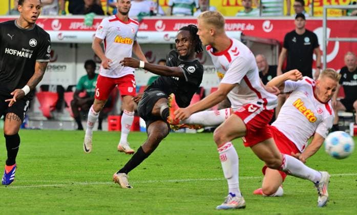 30 08 2024 Soccer Season 2024 2025 2 Soccer Bundesliga 04 Matchday SSV Jahn Regensburg SpVgg Greuther Fürth Kleeblatt Sportfoto Zink MeZi xmexzix DFL regulations prohibit any use of photographs as image sequences and or quasi video only for editorial use Treffer Tor Torschuß zum 0 2 durch Noel Futkeu 9, SpVgg Greuther Fürth