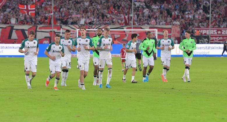 30 08 2024, xblx, Fußball 2 Bundesliga, Fortuna Duesseldorf Hannover 96 emspor, v l Hannover ebeim Auslaufen DFL DFB REGULATIONS PROHIBIT ANY USE OF PHOTOGRAPHS as IMAGE SEQUENCES and or QUASI VIDEO Duesseldorf