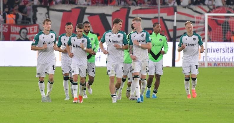 30 08 2024, xblx, Fußball 2 Bundesliga, Fortuna Duesseldorf Hannover 96 emspor, v l Hannover beim Auslaufen DFL DFB REGULATIONS PROHIBIT ANY USE OF PHOTOGRAPHS as IMAGE SEQUENCES and or QUASI VIDEO Duesseldorf