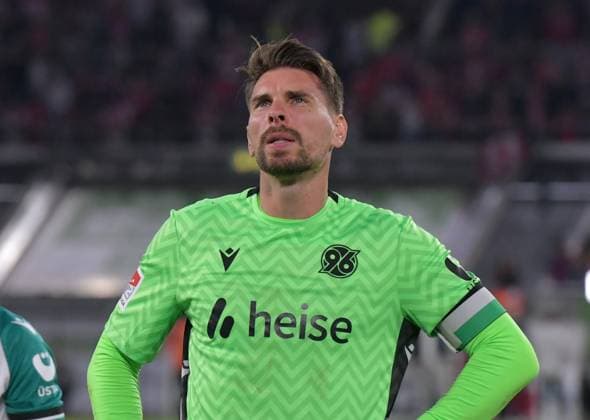 30 08 2024, xblx, Fussball 2 Bundesliga, Fortuna Duesseldorf Hannover 96 emspor, v l Ron Robert Ziegler Hannover 96 Hannover enttaeuscht, enttaeuscht schauend, dissapointed, Enttäuschung, Enttaeuschung, bedankt bedanken sich an den Fans, DFL DFB REGULATIONS PROHIBIT ANY USE OF PHOTOGRAPHS as IMAGE SEQUENCES and or QUASI VIDEO Duesseldorf