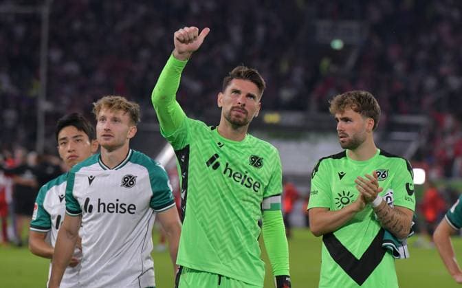 30 08 2024, xblx, Fußball 2 Bundesliga, Fortuna Duesseldorf Hannover 96 emspor, v l Jannik Dehm Hannover 96 , Ron Robert Ziegler Hannover 96 , Kolja Oudenne Hannover 96 Hannover enttaeuscht, disappointed looking, dissapointed, disappointment, disappointment, thanks thanks to the fans, DFL DFB REGULATIONS PROHIBIT ANY USE OF PHOTOGRAPHS as IMAGE SEQUENCES and or QUASI VIDEO Duesseldorf