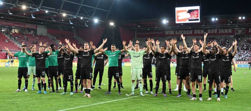 30 08 2024 Soccer Season 2024 2025 2 Soccer Bundesliga 04 Matchday SSV Jahn Regensburg SpVgg Greuther Fürth Kleeblatt Sportfoto Zink xwoxzix DFL regulations prohibit any use of photographs as image sequences and or quasi video only for editorial use Mannschaft Team Fürth vor Fans Fanblock nach Spielende