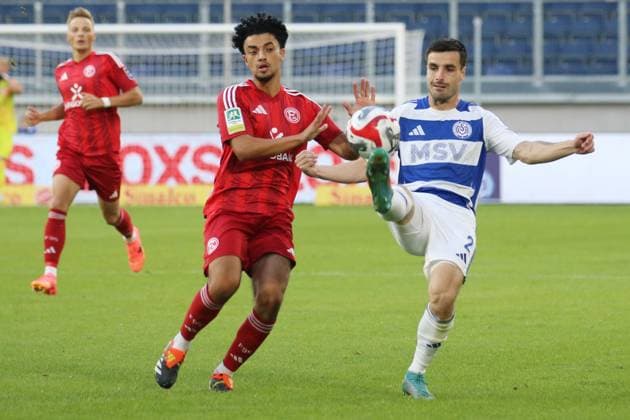 Duisburg, Germany 30 August 2024 Regionalliga West 2024 2025 MSV Duisburg vs Fortuna Düsseldorf U23 In the picture from left in a duel Hamza Anhari Fortuna Düsseldorf U23 and Moritz Montag MSV Duisburg Schauinsland Reisen Arena Nordrhein Westfalen Copyright: xFotostandx xVanxderxVeldenx