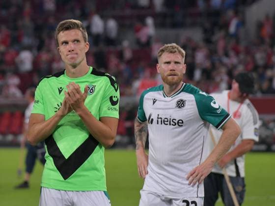 30 08 2024, xblx, Fussball 2 Bundesliga, Fortuna Duesseldorf Hannover 96 emspor, v l Fabian Kunze Hannover 96 , Andreas Voglsammer Hannover 96 Hannover enttaeuscht, enttaeuscht looking, dissapointed, Enttäuschung, Enttaeuschung, bedankt bedanken sich bei den Fans, DFL DFB REGULATIONS PROHIBIT ANY USE OF PHOTOGRAPHS as IMAGE SEQUENCES and or QUASI VIDEO Duesseldorf