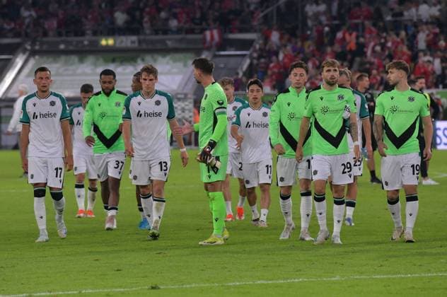 30 08 2024, xblx, Fussball 2 Bundesliga, Fortuna Duesseldorf Hannover 96 emspor, v l Hannover enttaeuscht, enttaeuscht schauend, dissapointed, Enttäuschung, Enttaeuschung, bedankt bedanken sich an den Fans, DFL DFB REGULATIONS PROHIBIT ANY USE OF PHOTOGRAPHS as IMAGE SEQUENCES and or QUASI VIDEO Duesseldorf