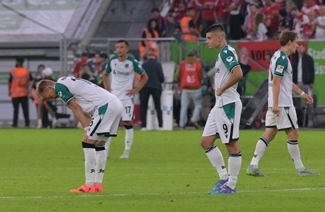 30 08 2024, xblx, Soccer 2 Bundesliga, Fortuna Duesseldorf Hannover 96 emspor, v l Havard Nielsen Hannover 96 , Bartloiej Wdowik Hannover 96 , Nicolo Tresoldi Hannover 96 , Max Christiansen Hanover 96 Hanover disappointed, disappointed looking, dissapointed, disappointment, disappointment, DFL DFB REGULATIONS PROHIBIT ANY USE OF PHOTOGRAPHS as IMAGE SEQUENCES and or QUASI VIDEO Duesseldorf