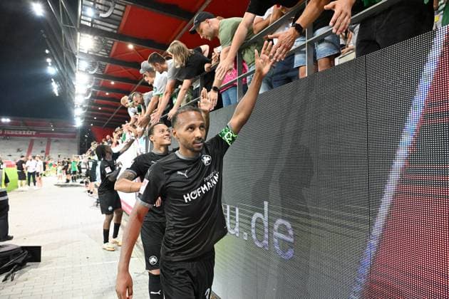 30 08 2024 Soccer Season 2024 2025 2 Soccer Bundesliga 04 Matchday SSV Jahn Regensburg SpVgg Greuther Fürth Kleeblatt Sportfoto Zink xwoxzix DFL regulations prohibit any use of photographs as image sequences and or quasi video only for editorial use Julian Green 37, SpVgg Greuther Fürth high-fives with fans