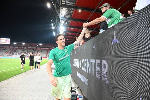 30 08 2024 Soccer Season 2024 2025 2 Soccer Bundesliga 04 Matchday SSV Jahn Regensburg SpVgg Greuther Fürth Kleeblatt Sportfoto Zink xwoxzix DFL regulations prohibit any use of photographs as image sequences and or quasi video only for editorial use Nahuel Noll 44, SpVgg Greuther Fürth high-fives with fans