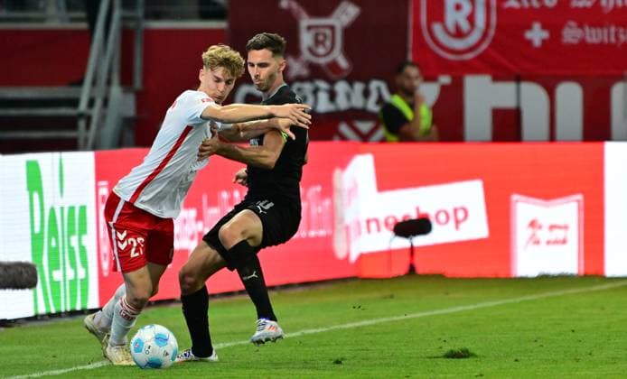 30 08 2024 Soccer Season 2024 2025 2 Soccer Bundesliga 04 Matchday SSV Jahn Regensburg SpVgg Greuther Fürth Kleeblatt Sportfoto Zink MeZi xmexzix DFL regulations prohibit any use of photographs as image sequences and or quasi video only for editorial use Dominik Kother 27, SSV Jahn Regensburg Branimir Hrgota 10, SpVgg Greuther Fürth, rechts