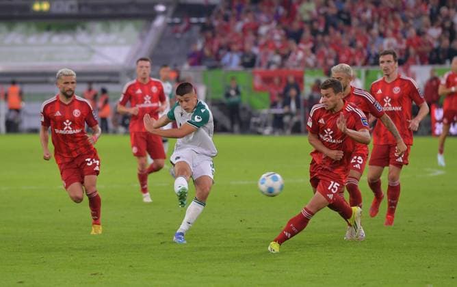 30 08 2024, xblx, Soccer 2 Bundesliga, Fortuna Duesseldorf Hannover 96 emspor, v l Nicolo Tresoldi Hannover 96 DFL DFB REGULATIONS PROHIBIT ANY USE OF PHOTOGRAPHS as IMAGE SEQUENCES and or QUASI VIDEO Duesseldorf