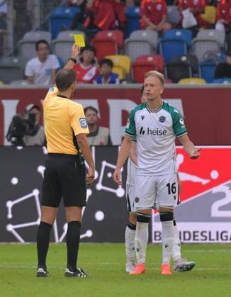 30 08 2024, xblx, Fußball 2 Bundesliga, Fortuna Duesseldorf Hannover 96 emspor, v l Referee Florian Heft, Havard Nielsen Hannover 96 , Gelbe Karte fuer, receive a yellow card, DFL DFB REGULATIONS PROHIBIT ANY USE OF PHOTOGRAPHS as IMAGE SEQUENCES and or QUASI VIDEO Duesseldorf