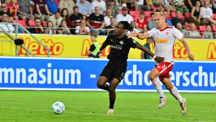 30 08 2024 Soccer Season 2024 2025 2 Soccer Bundesliga 04 Matchday SSV Jahn Regensburg SpVgg Greuther Fürth Kleeblatt Sportfoto Zink MeZi xmexzix DFL regulations prohibit any use of photographs as image sequences and or quasi video only for editorial use Noel Futkeu 9, SpVgg Greuther Fürth Louis Breunig 16, SSV Jahn Regensburg, right