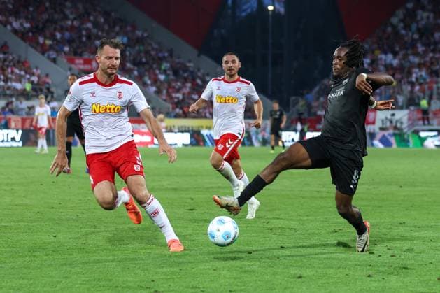 Soccer 2 Bundesliga 4 Matchday SSV Jahn Regensburg SpVgg Greuther Fürth on 30 08 2024 at Jahnstadion Regensburg in Regensburg Florian Ballas Regensburg , left Noel Futkeu Fürth , right DFL regulations prohibit any use of photographs as image sequences and or quasi video xMSx
