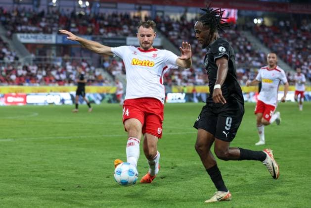 Soccer 2 Bundesliga 4 Matchday SSV Jahn Regensburg SpVgg Greuther Fürth on 30 08 2024 at Jahnstadion Regensburg in Regensburg Florian Ballas Regensburg , left Noel Futkeu Fürth , right DFL regulations prohibit any use of photographs as image sequences and or quasi video xMSx