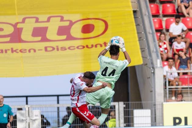30 08 2024, Soccer, GER, Season, 2 Liga, Season 2024 2025, SSV Jahn Regensburg Spvgg Greuther Fürth Nahuel Noll on the ball in front of Christian Kühlwetter SSV Jahn Regensburg DFL REGULATIONS PROHIBIT ANY USE OF PHOTOGRAPHS AS IMAGE SEQUENCES AND OR QUASI VIDEO Regensburg Bayern Germany Jahnstadion Regensburg