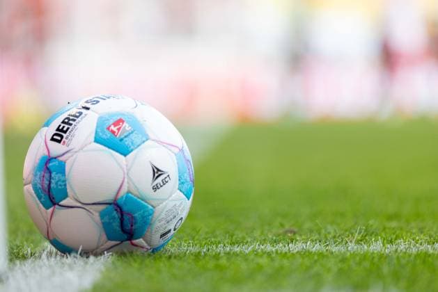 30 08 2024, Football, GER, Season, 2 Liga, Season 2024 2025, SSV Jahn Regensburg Spvgg Greuther Fürth Match ball is ready for corner kick DFL REGULATIONS PROHIBIT ANY USE OF PHOTOGRAPHS AS IMAGE SEQUENCES AND OR QUASI VIDEO Regensburg Bayern Germany Jahnstadion Regensburg